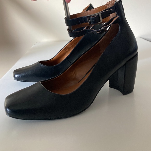 H by Halston Shoes - H by Halston Black Leather Regina heels w/ double ankle straps size 6M